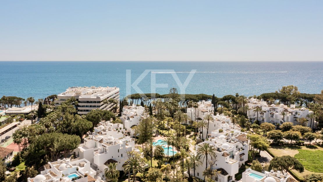 Двухуровневый пентхаус на первой линии моря с частным бассейном в Alhambra del Mar, Золотая Миля Марбельи