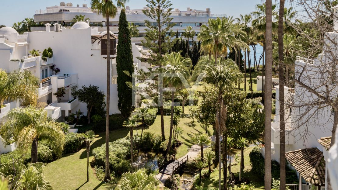 Двухуровневый пентхаус на первой линии моря с частным бассейном в Alhambra del Mar, Золотая Миля Марбельи
