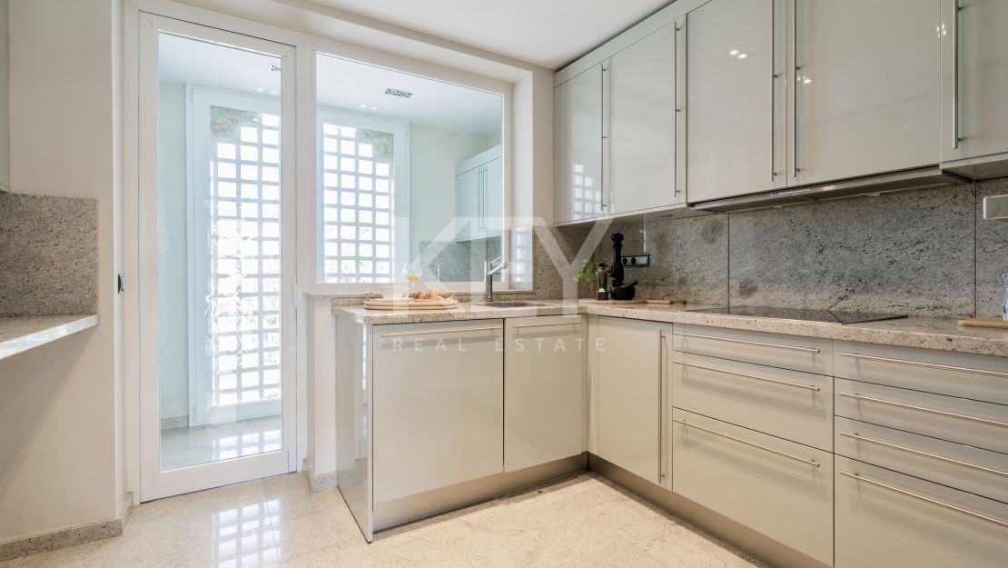 Двухуровневый пентхаус на первой линии моря с частным бассейном в Alhambra del Mar, Золотая Миля Марбельи