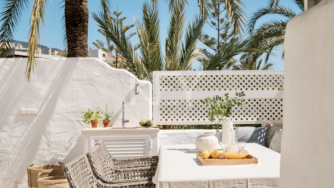 Двухуровневый пентхаус на первой линии моря с частным бассейном в Alhambra del Mar, Золотая Миля Марбельи