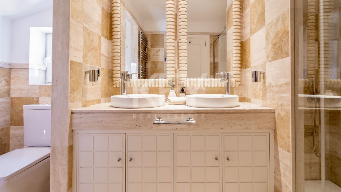 Двухуровневый пентхаус на первой линии моря с частным бассейном в Alhambra del Mar, Золотая Миля Марбельи