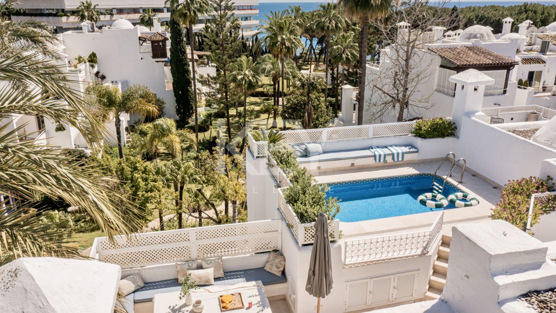 Двухуровневый пентхаус на первой линии моря с частным бассейном в Alhambra del Mar, Золотая Миля Марбельи