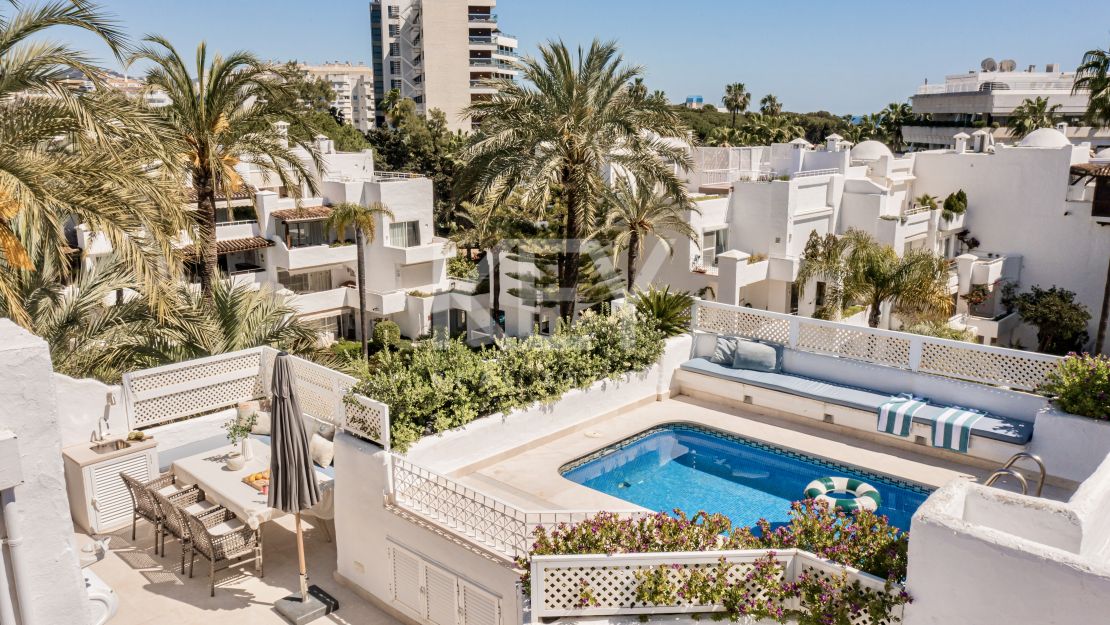 Двухуровневый пентхаус на первой линии моря с частным бассейном в Alhambra del Mar, Золотая Миля Марбельи