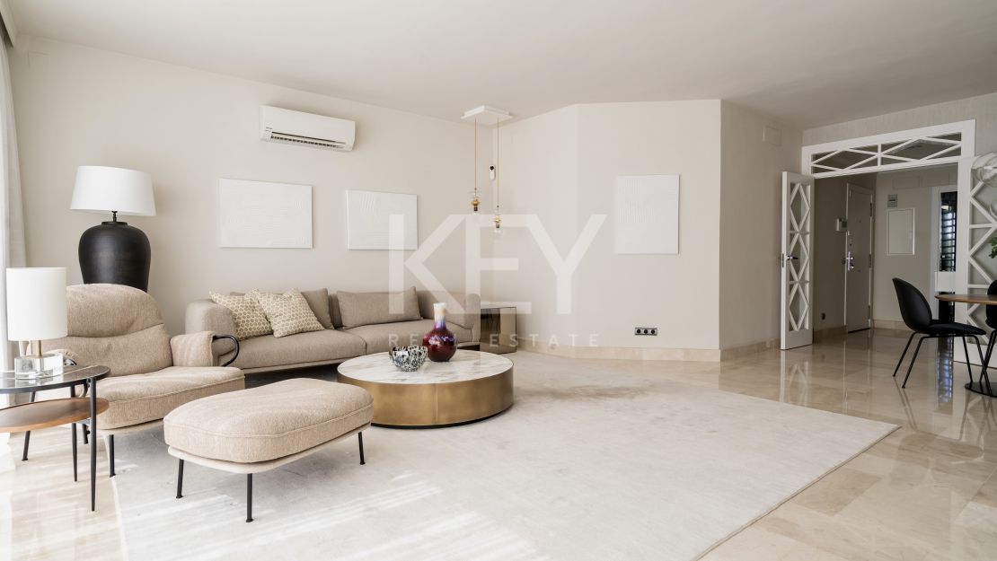 Двухуровневый пентхаус на первой линии моря с частным бассейном в Alhambra del Mar, Золотая Миля Марбельи