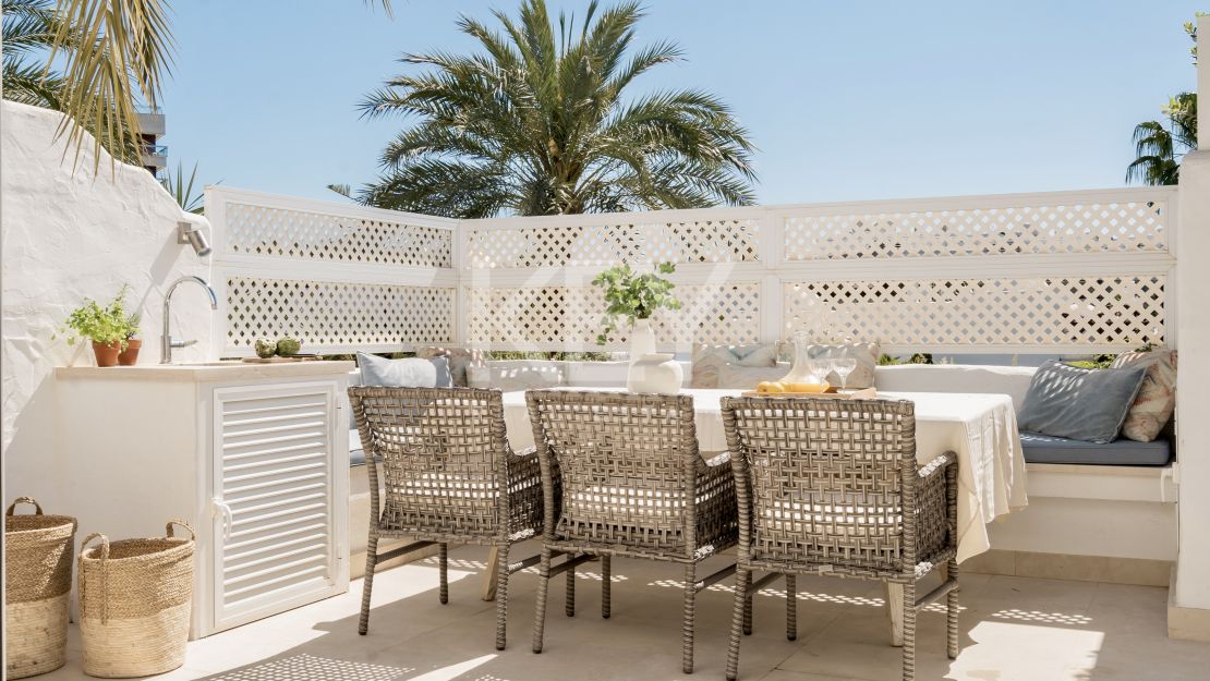 Двухуровневый пентхаус на первой линии моря с частным бассейном в Alhambra del Mar, Золотая Миля Марбельи