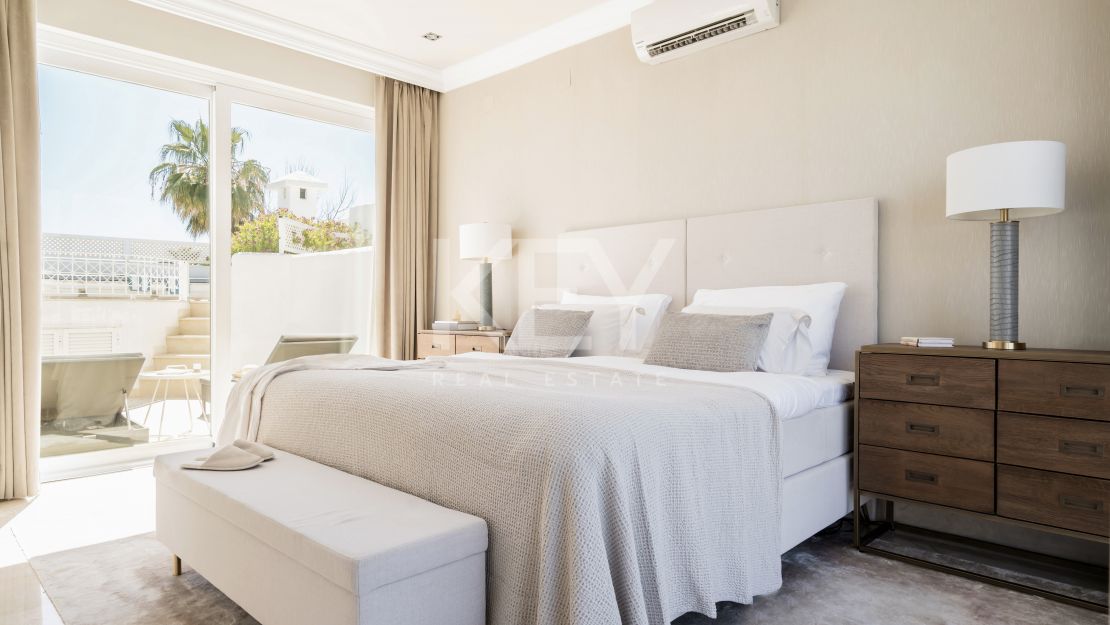 Двухуровневый пентхаус на первой линии моря с частным бассейном в Alhambra del Mar, Золотая Миля Марбельи