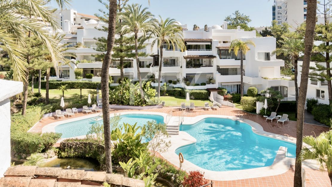 Двухуровневый пентхаус на первой линии моря с частным бассейном в Alhambra del Mar, Золотая Миля Марбельи