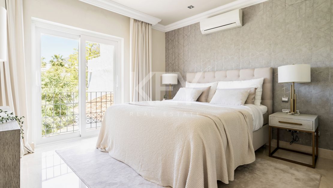 Двухуровневый пентхаус на первой линии моря с частным бассейном в Alhambra del Mar, Золотая Миля Марбельи