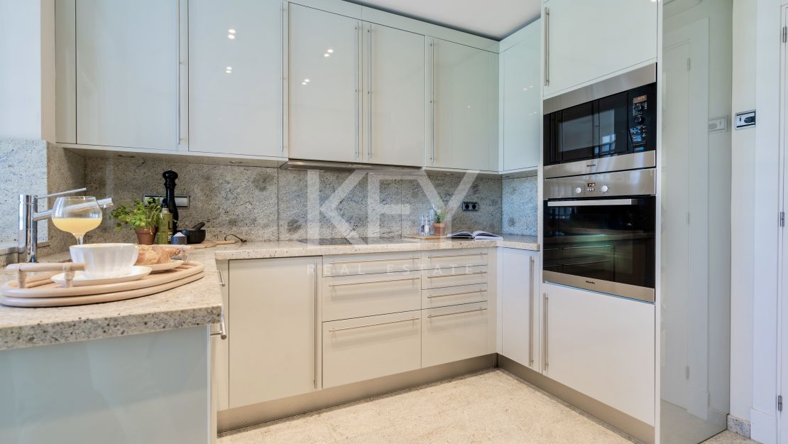 Двухуровневый пентхаус на первой линии моря с частным бассейном в Alhambra del Mar, Золотая Миля Марбельи