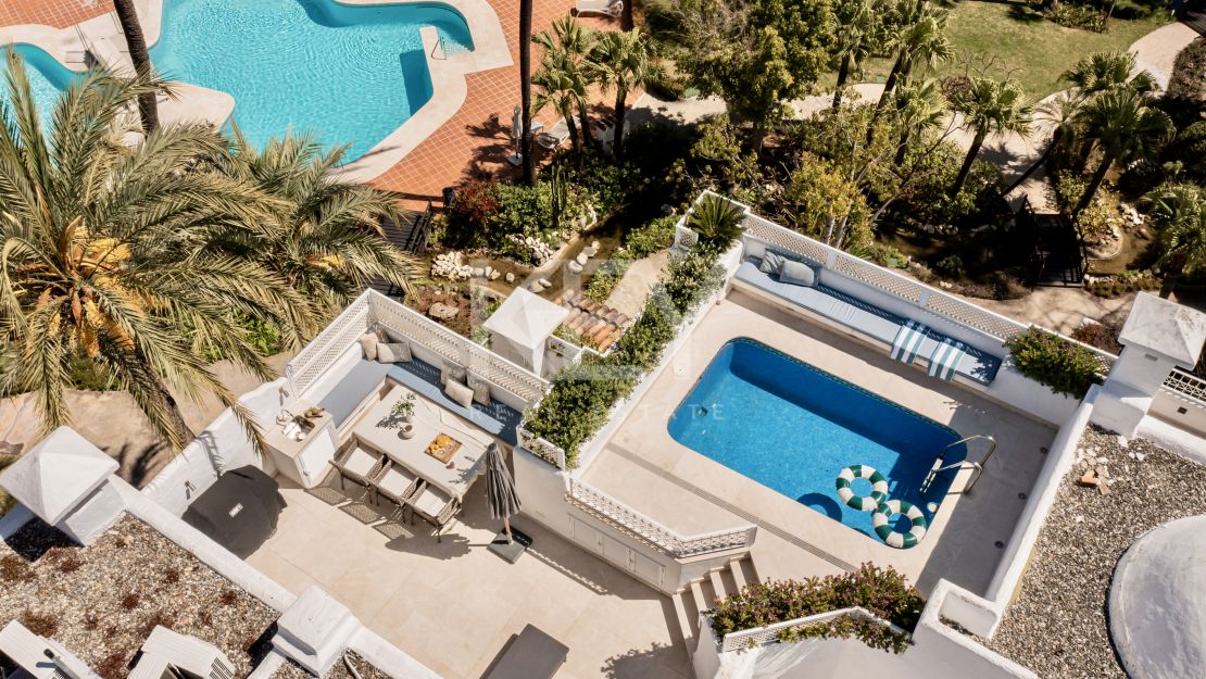 Двухуровневый пентхаус на первой линии моря с частным бассейном в Alhambra del Mar, Золотая Миля Марбельи