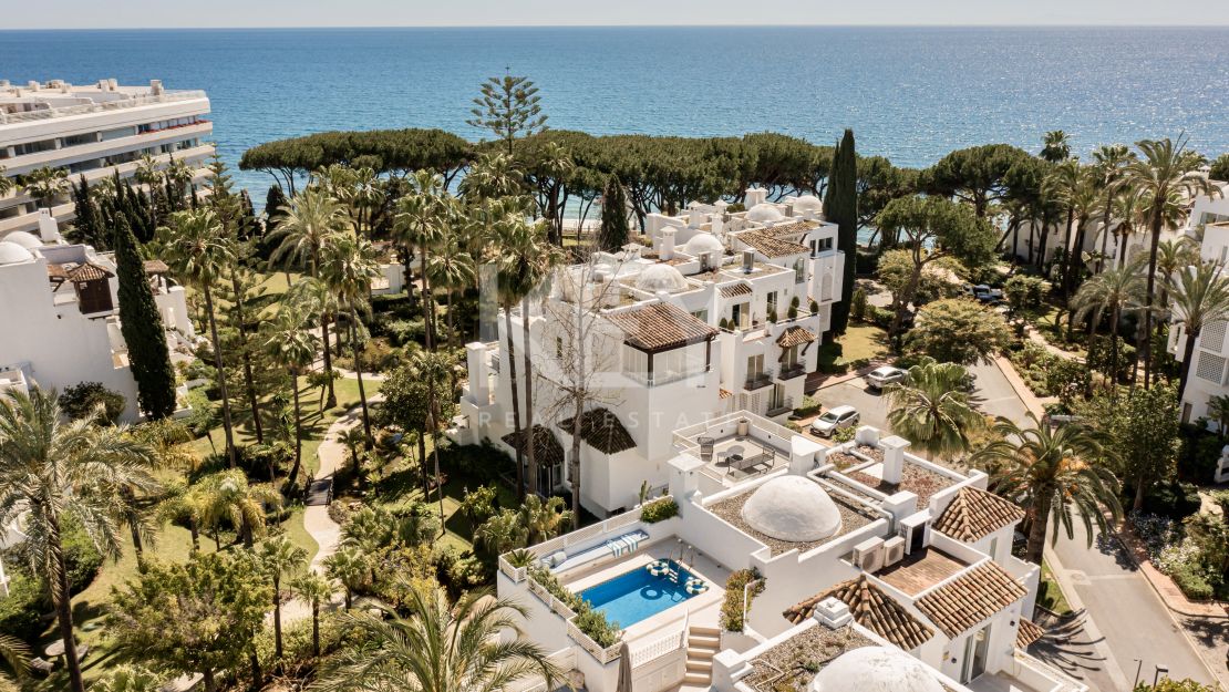 Двухуровневый пентхаус на первой линии моря с частным бассейном в Alhambra del Mar, Золотая Миля Марбельи