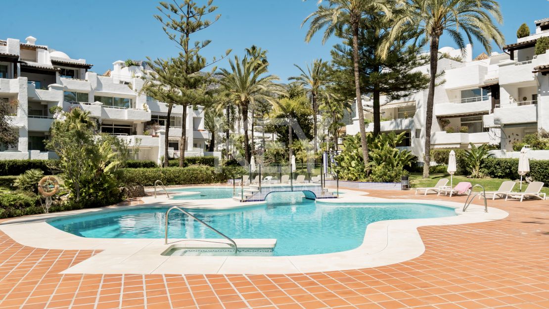 Двухуровневый пентхаус на первой линии моря с частным бассейном в Alhambra del Mar, Золотая Миля Марбельи