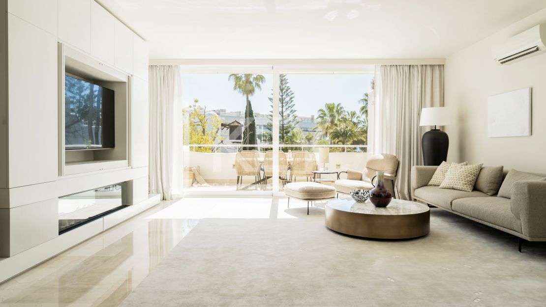 Двухуровневый пентхаус на первой линии моря с частным бассейном в Alhambra del Mar, Золотая Миля Марбельи