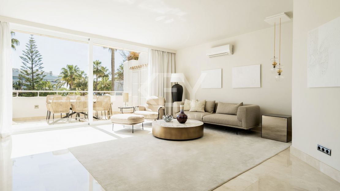 Двухуровневый пентхаус на первой линии моря с частным бассейном в Alhambra del Mar, Золотая Миля Марбельи