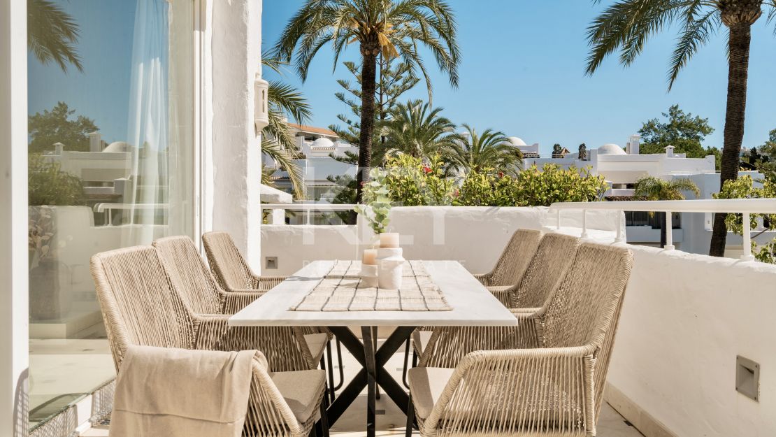 Двухуровневый пентхаус на первой линии моря с частным бассейном в Alhambra del Mar, Золотая Миля Марбельи