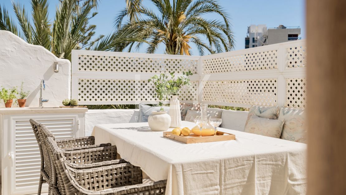 Двухуровневый пентхаус на первой линии моря с частным бассейном в Alhambra del Mar, Золотая Миля Марбельи