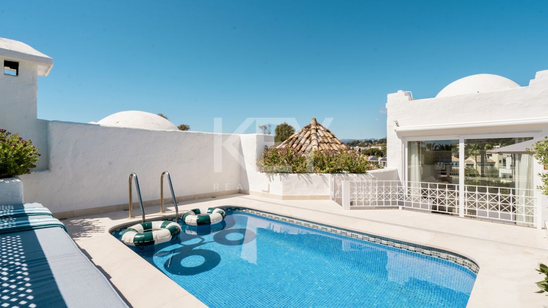 Двухуровневый пентхаус на первой линии моря с частным бассейном в Alhambra del Mar, Золотая Миля Марбельи