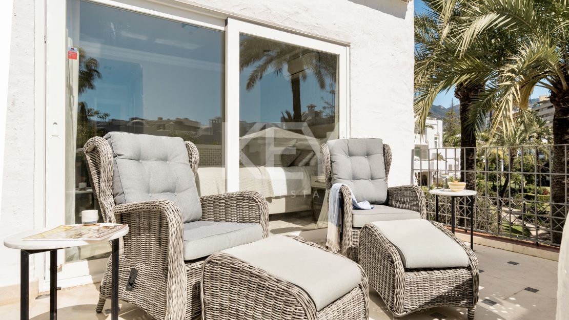 Двухуровневый пентхаус на первой линии моря с частным бассейном в Alhambra del Mar, Золотая Миля Марбельи