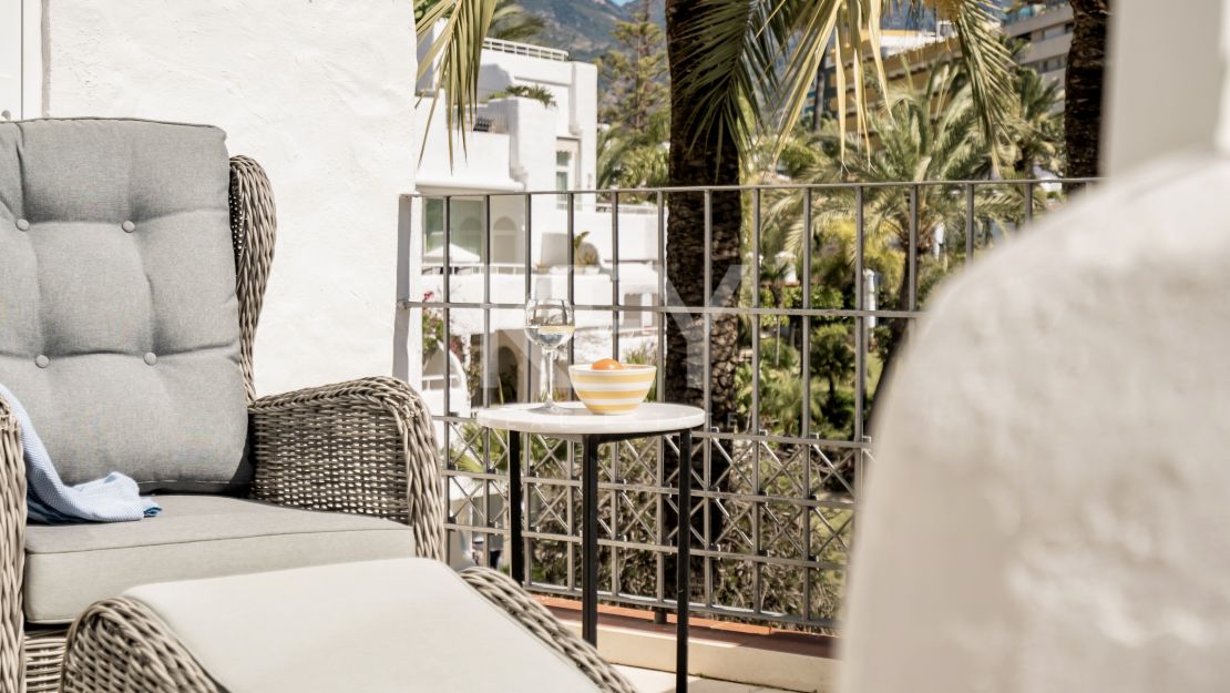 Двухуровневый пентхаус на первой линии моря с частным бассейном в Alhambra del Mar, Золотая Миля Марбельи