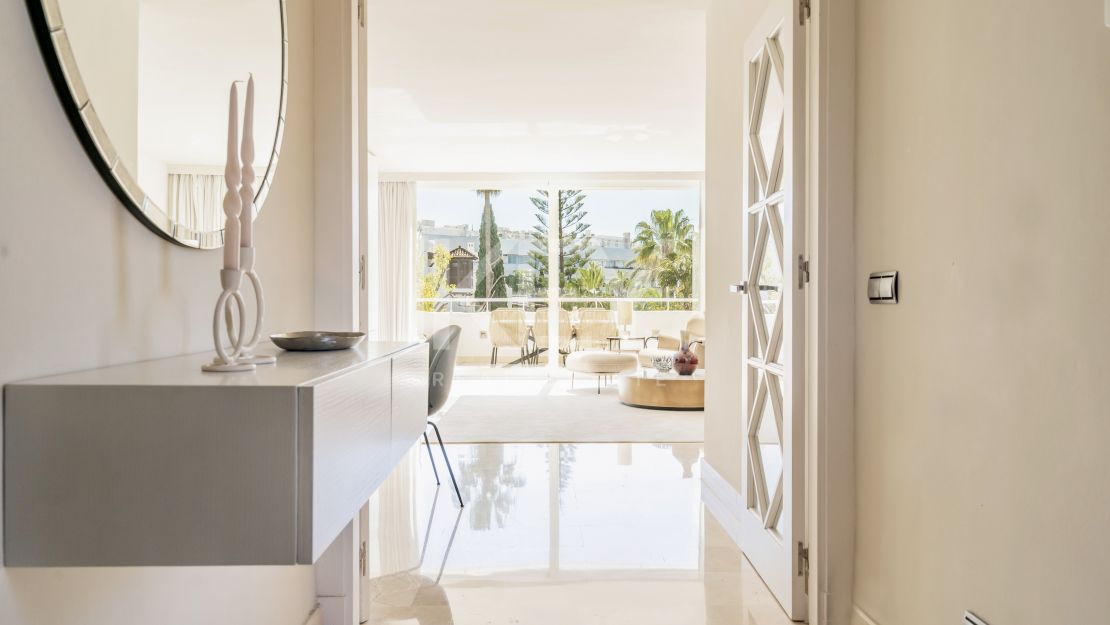 Двухуровневый пентхаус на первой линии моря с частным бассейном в Alhambra del Mar, Золотая Миля Марбельи