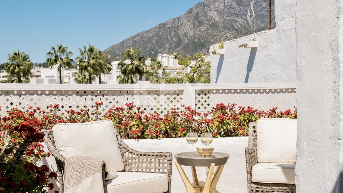 Двухуровневый пентхаус на первой линии моря с частным бассейном в Alhambra del Mar, Золотая Миля Марбельи