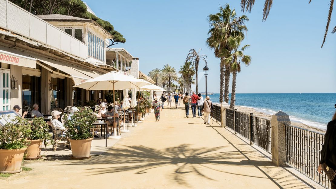 Двухуровневый пентхаус на первой линии моря с частным бассейном в Alhambra del Mar, Золотая Миля Марбельи