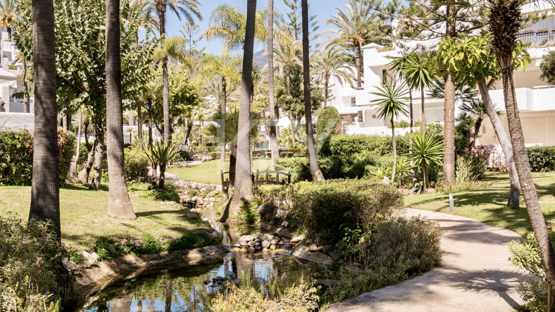 Двухуровневый пентхаус на первой линии моря с частным бассейном в Alhambra del Mar, Золотая Миля Марбельи