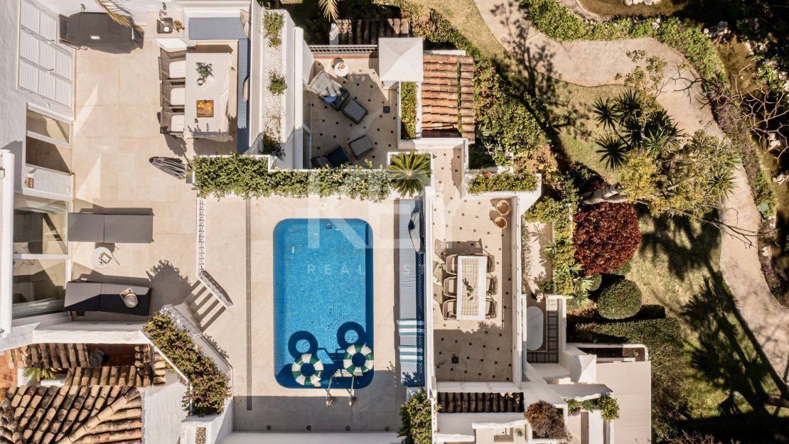 Двухуровневый пентхаус на первой линии моря с частным бассейном в Alhambra del Mar, Золотая Миля Марбельи