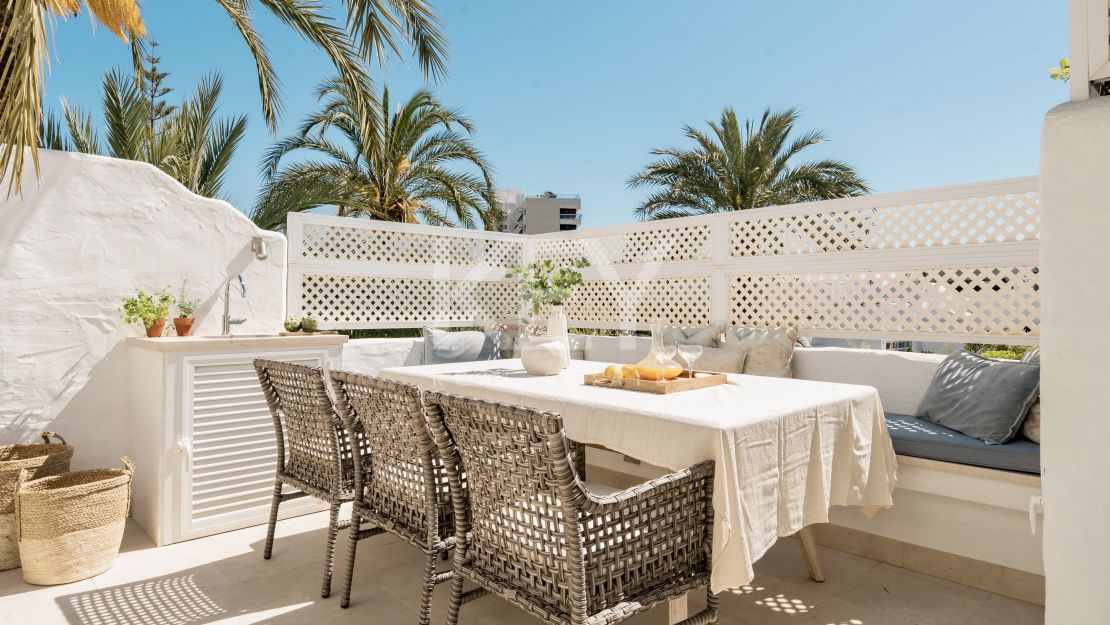 Двухуровневый пентхаус на первой линии моря с частным бассейном в Alhambra del Mar, Золотая Миля Марбельи