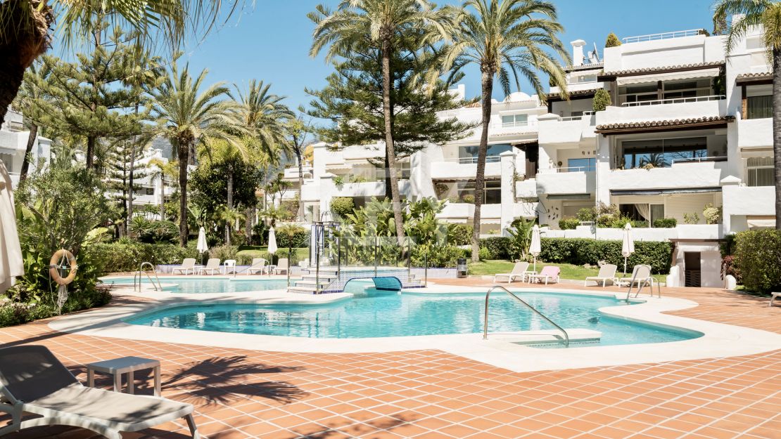 Двухуровневый пентхаус на первой линии моря с частным бассейном в Alhambra del Mar, Золотая Миля Марбельи