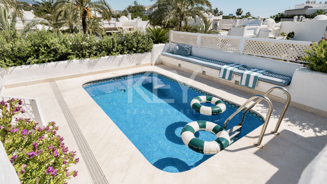 Двухуровневый пентхаус на первой линии моря с частным бассейном в Alhambra del Mar, Золотая Миля Марбельи