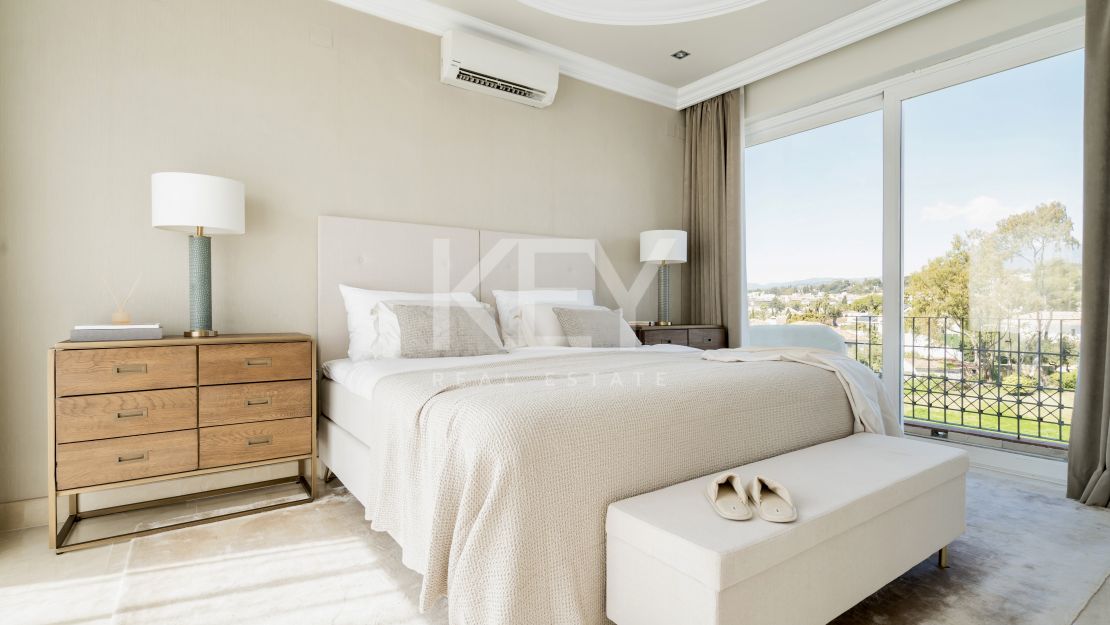 Двухуровневый пентхаус на первой линии моря с частным бассейном в Alhambra del Mar, Золотая Миля Марбельи