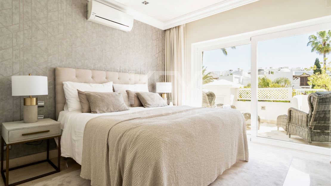 Двухуровневый пентхаус на первой линии моря с частным бассейном в Alhambra del Mar, Золотая Миля Марбельи