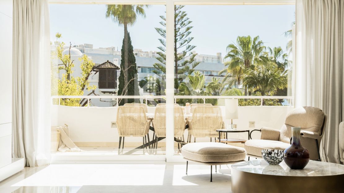 Двухуровневый пентхаус на первой линии моря с частным бассейном в Alhambra del Mar, Золотая Миля Марбельи