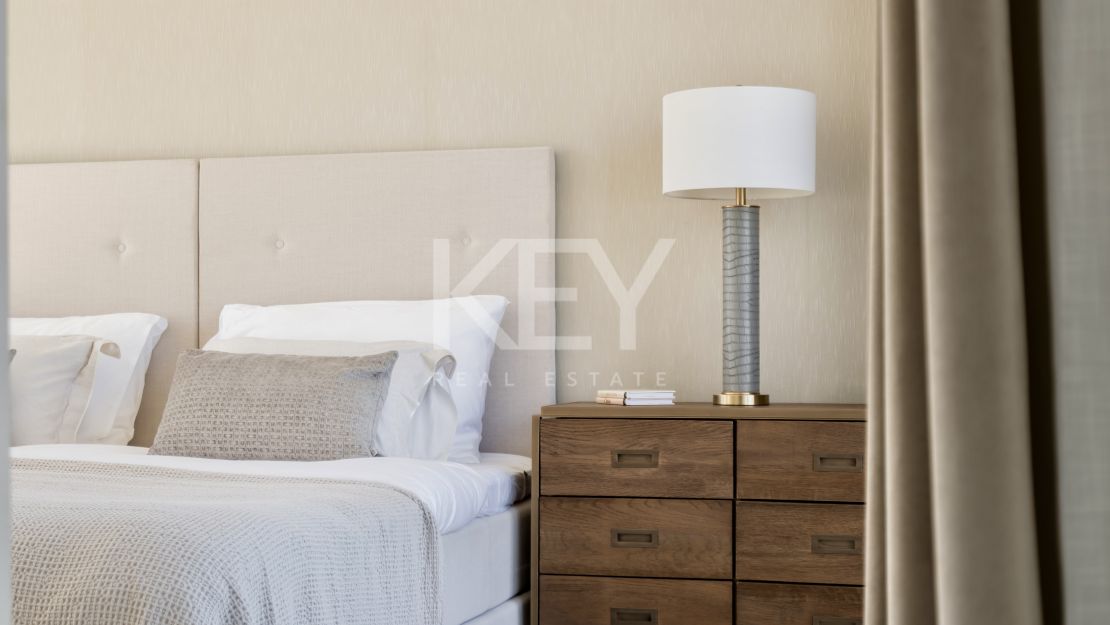 Двухуровневый пентхаус на первой линии моря с частным бассейном в Alhambra del Mar, Золотая Миля Марбельи