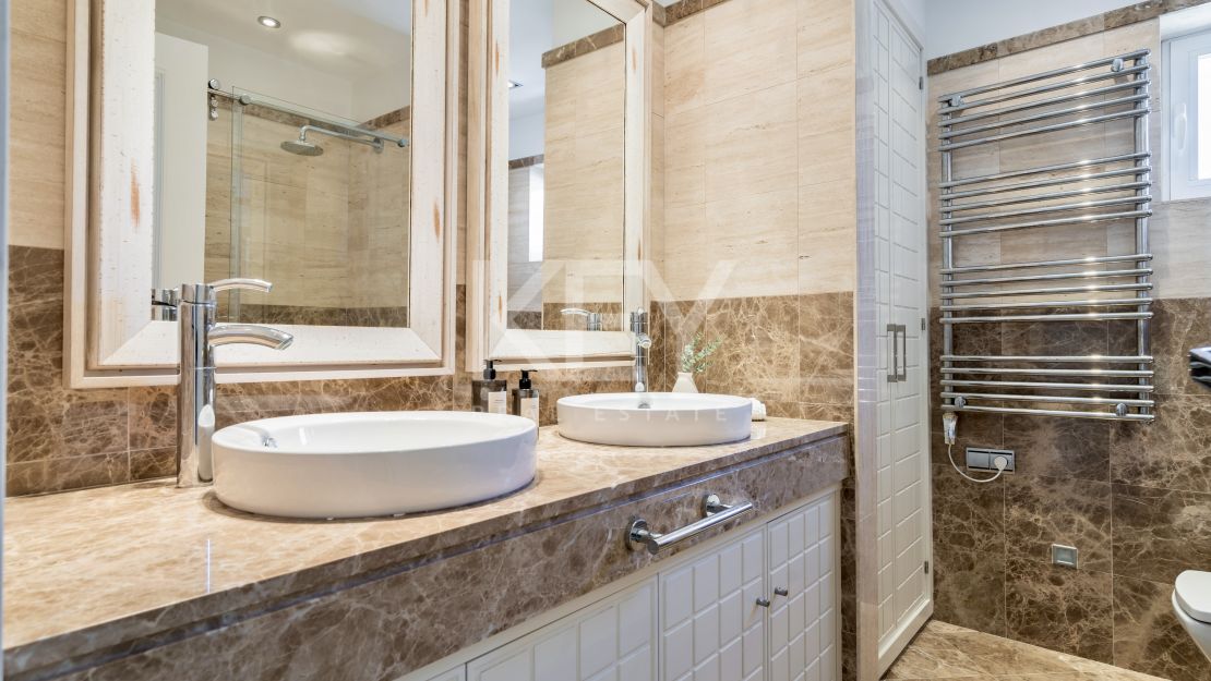 Двухуровневый пентхаус на первой линии моря с частным бассейном в Alhambra del Mar, Золотая Миля Марбельи