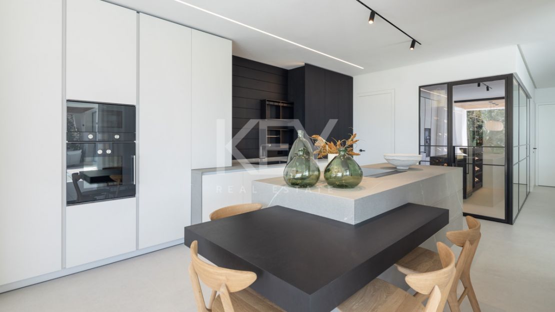 Obra maestra de nueva construcción: Villa con vistas al mar en Lomas de La Quinta, Benahavís