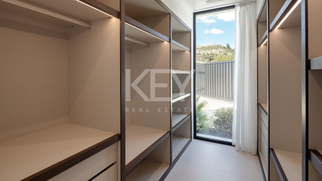 Obra maestra de nueva construcción: Villa con vistas al mar en Lomas de La Quinta, Benahavís