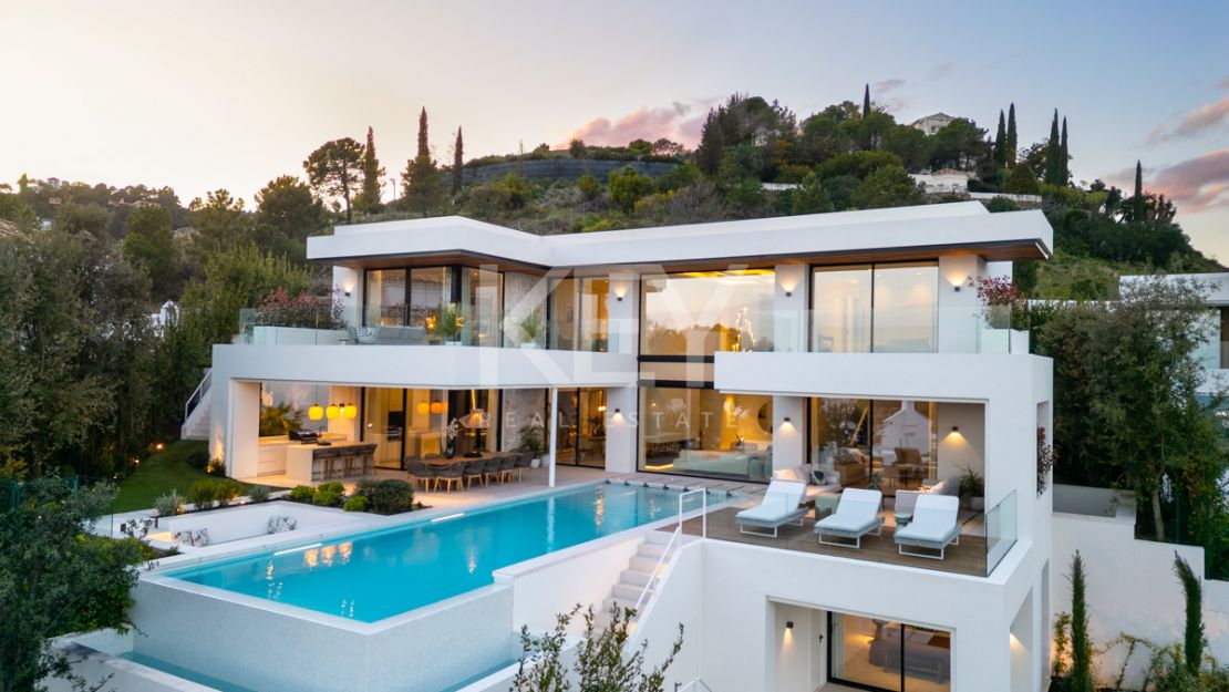 Obra maestra de nueva construcción: Villa con vistas al mar en Lomas de La Quinta, Benahavís