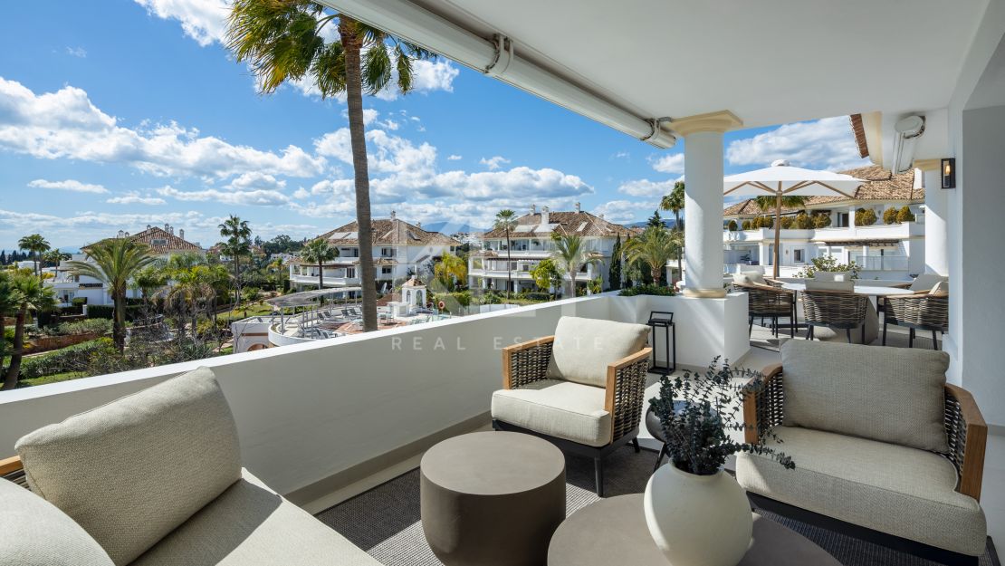 Изысканные двухуровневые апартаменты с дизайнерской отделкой в Monte Paraíso, Золотая Миля Марбельи