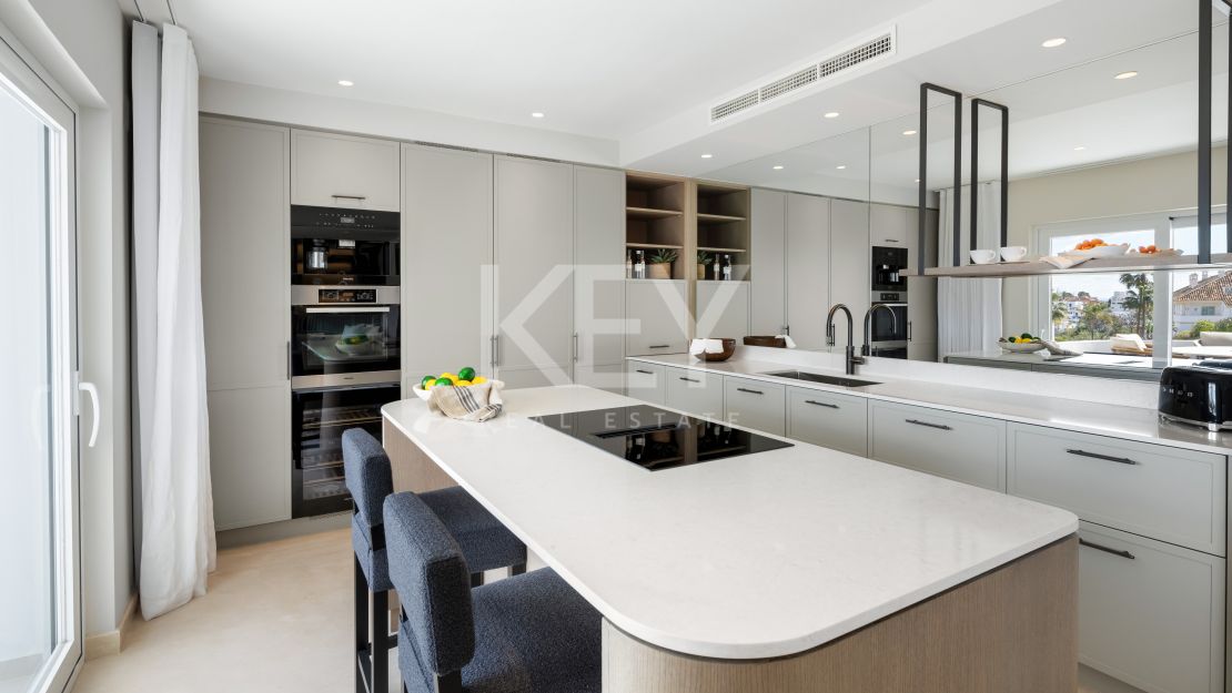 Изысканные двухуровневые апартаменты с дизайнерской отделкой в Monte Paraíso, Золотая Миля Марбельи