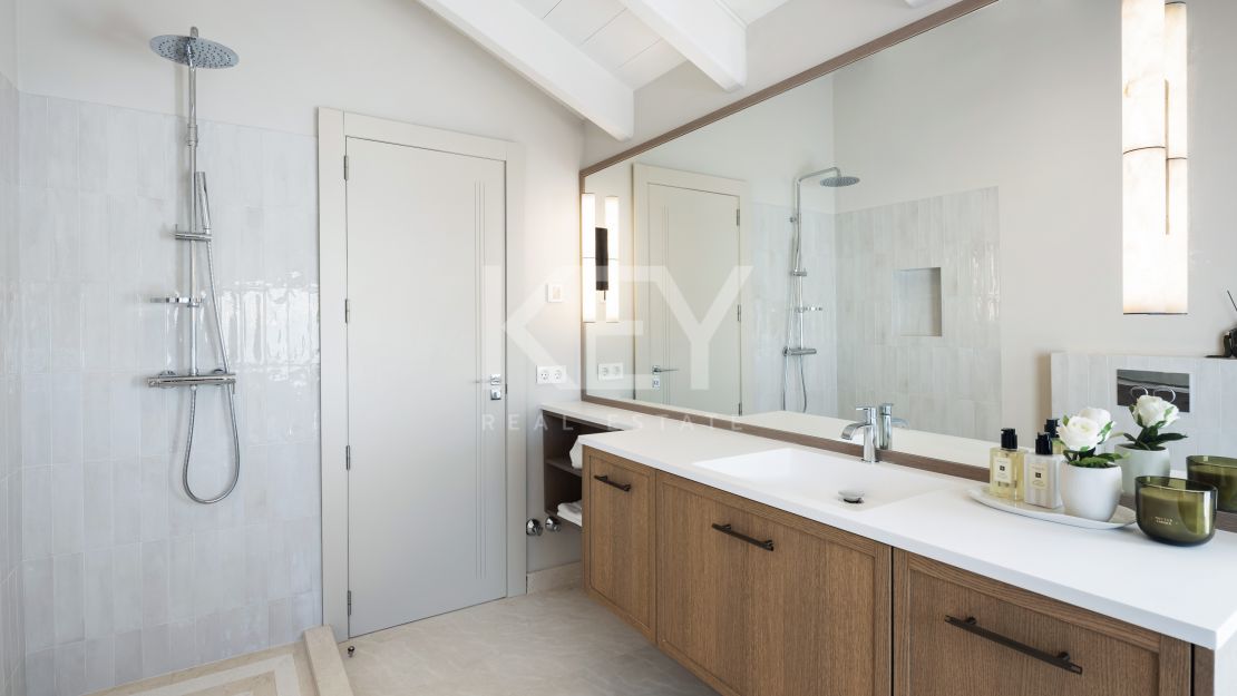 Изысканные двухуровневые апартаменты с дизайнерской отделкой в Monte Paraíso, Золотая Миля Марбельи