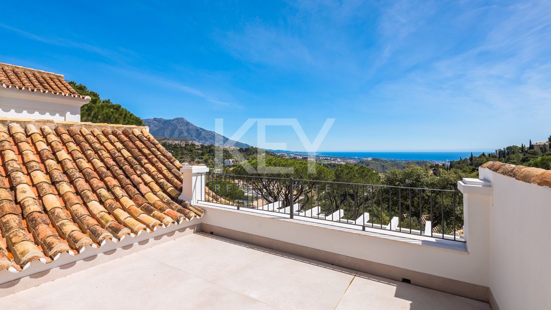 Elegante Villa reformada con vistas al mar en El Madroñal, Benahavís