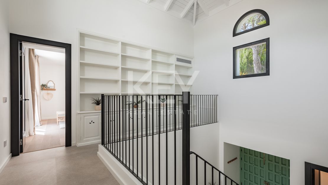 Elegante Villa reformada con vistas al mar en El Madroñal, Benahavís