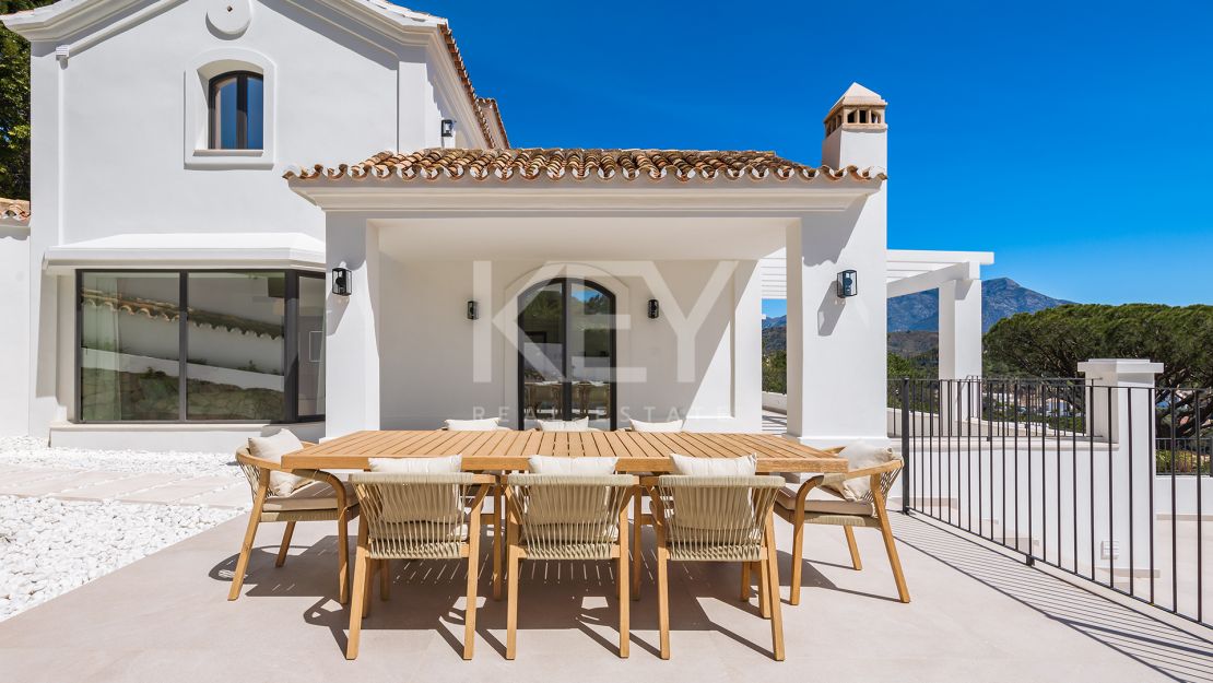 Elegante Villa reformada con vistas al mar en El Madroñal, Benahavís