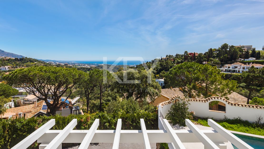 Elegante Villa reformada con vistas al mar en El Madroñal, Benahavís