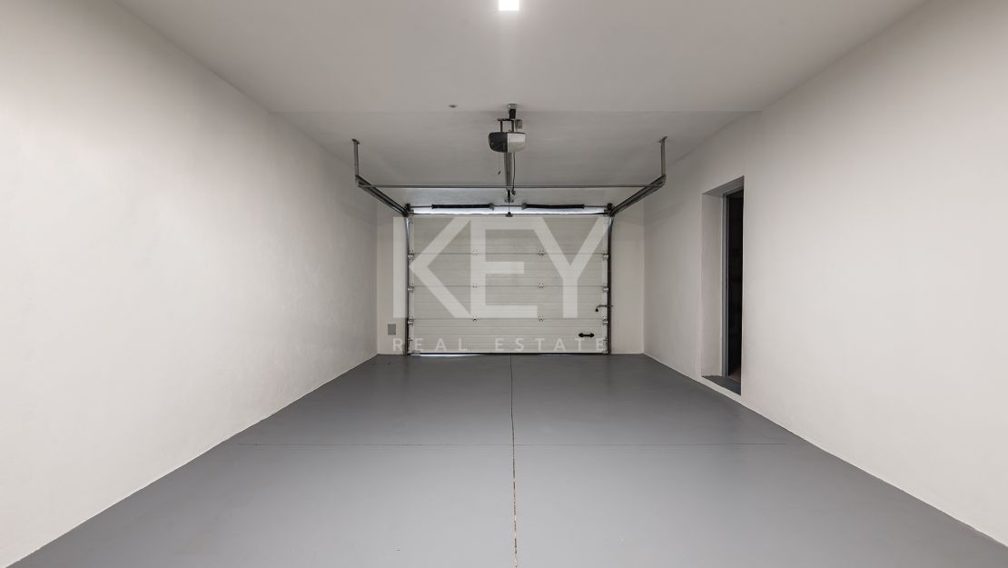 Elegante Villa reformada con vistas al mar en El Madroñal, Benahavís