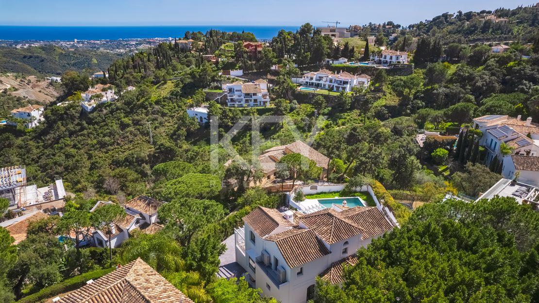 Elegante Villa reformada con vistas al mar en El Madroñal, Benahavís