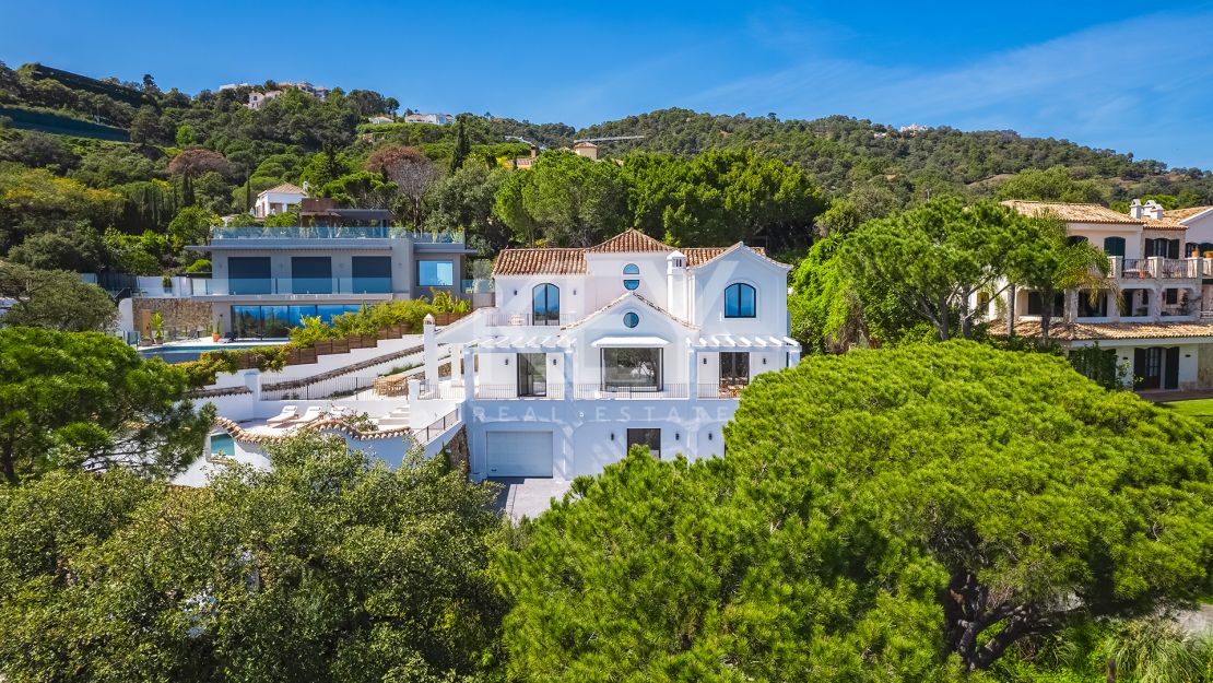Elegante Villa reformada con vistas al mar en El Madroñal, Benahavís