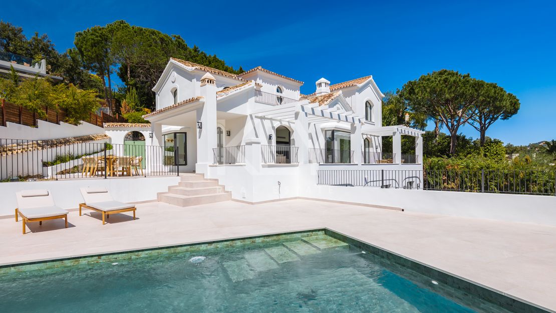 Elegante Villa reformada con vistas al mar en El Madroñal, Benahavís